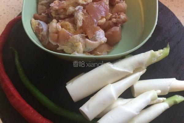 茭白烧鸡的做法图解1