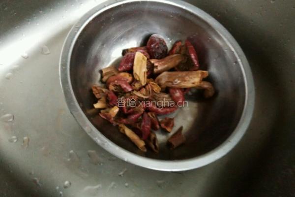 炒干红菌的做法图解2