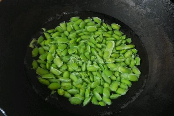 萝卜干炒毛豆的做法图解2