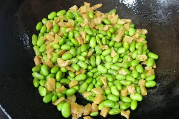 萝卜干炒毛豆的做法图解3