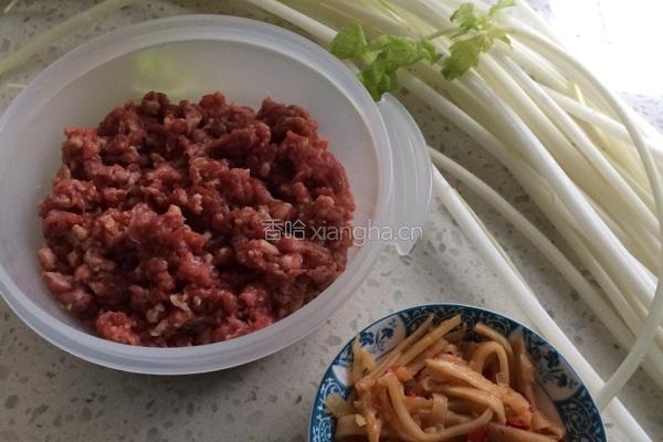 酸笋芹菜牛肉末的做法图解1