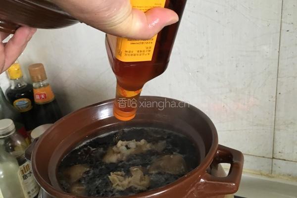 何首乌、黑豆炖猪脚的做法图解11