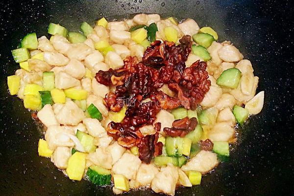 核桃仁炒鸡丁的做法图解5
