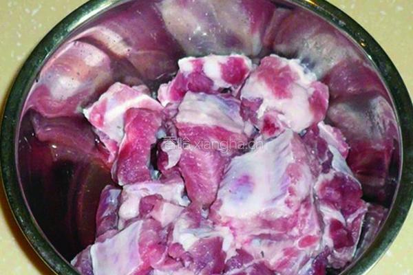 排骨烩酸菜的做法图解1