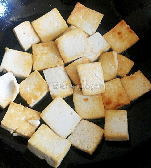 锅内油热后放入老豆腐，均匀撒适量的盐在豆腐表面，小火煎至两面金黄