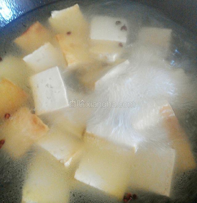 豆腐煎好后放适量的水，大火五分钟左右，好让豆腐炖入味