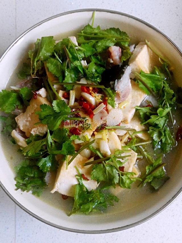 撒上适量的香菜即可食用