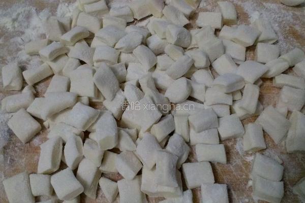 炒麻食的做法图解1