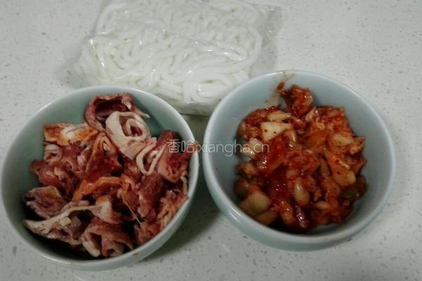 肥牛泡菜炒乌冬的做法图解1