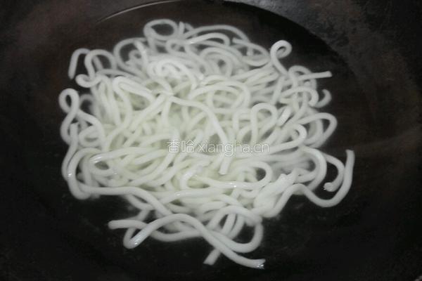 肥牛泡菜炒乌冬的做法图解2