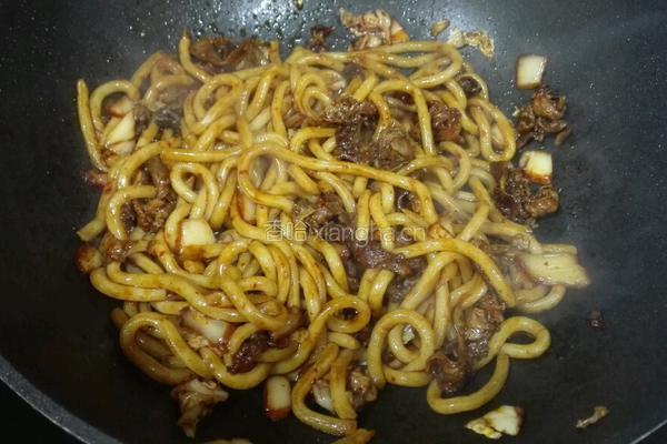 肥牛泡菜炒乌冬的做法图解4