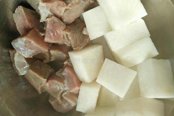 红烧白萝卜牛肉块的做法图解1