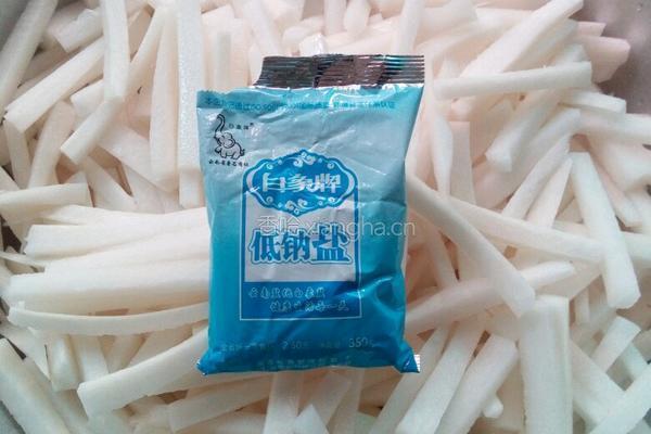 酸甜萝卜条的做法图解2