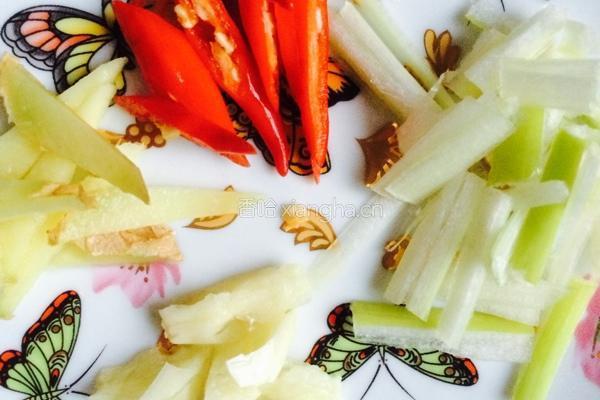 莴苣炒肉片的做法图解3