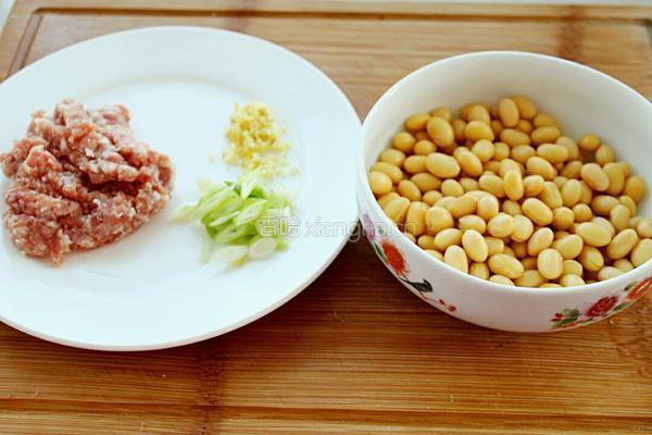 肉末黄豆的做法图解1