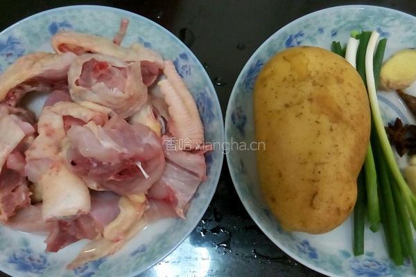 土豆炖鸡的做法图解1