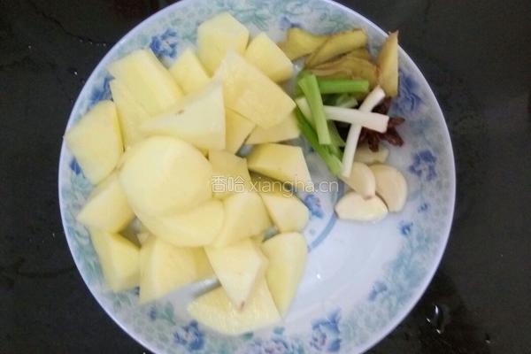 土豆炖鸡的做法图解4