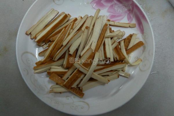 莴笋炒豆干的做法图解2
