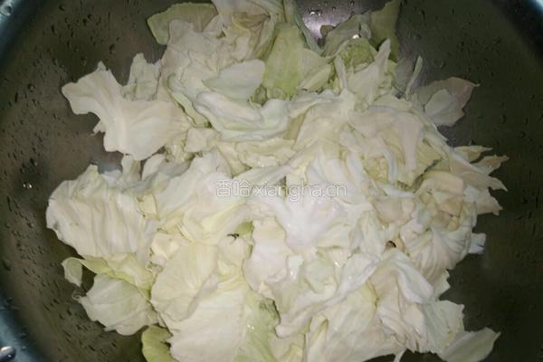 腊肉手撕包菜的做法图解1