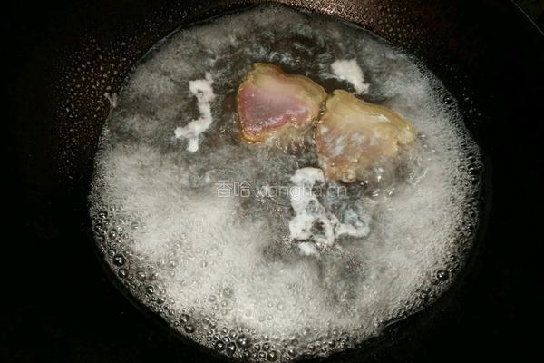 腊肉手撕包菜的做法图解2