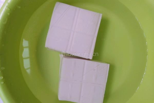 金针菇豆腐汤的做法图解1