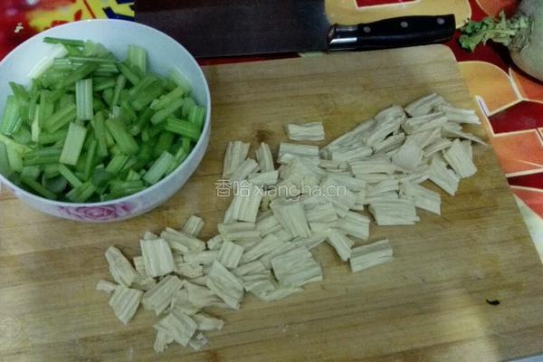芹菜腐竹拌花生米的做法图解3