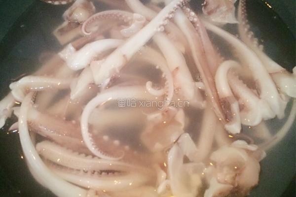 酸笋鱿鱼须的做法图解2