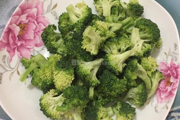 西兰花蒸巴沙鱼的做法图解3