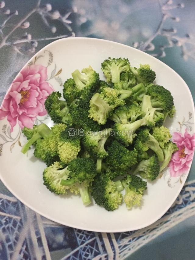 西兰花掰小块用盐水浸泡后捞起备用