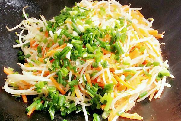 胡萝卜豆芽炒肉的做法图解10