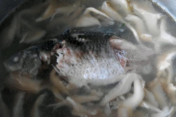 草鱼平菇汤的做法图解3