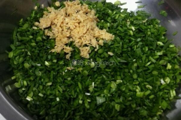 韭菜鸡蛋虾皮锅贴的做法图解1