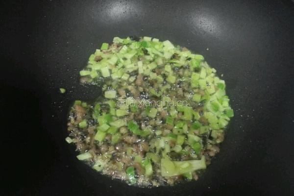 青菜腊肉炒饭的做法图解2