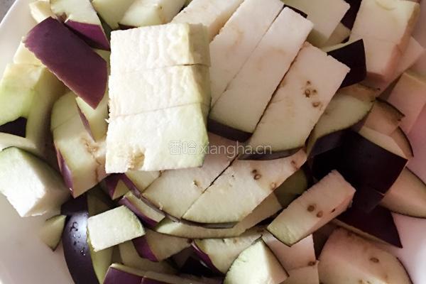 茄子炖土豆的做法图解1