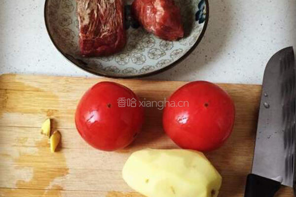 番茄炖牛肉的做法图解1