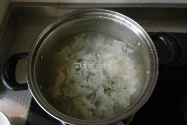 红枣银耳莲子羹的做法图解5