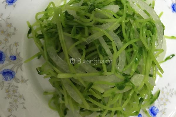 凉拌洋葱豌豆苗的做法图解7
