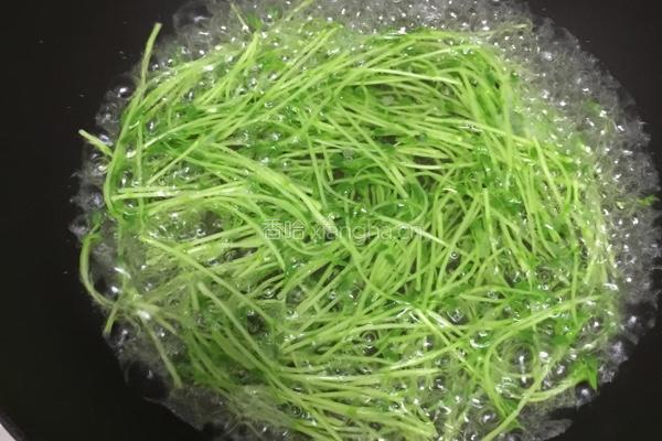 凉拌洋葱豌豆苗的做法图解2