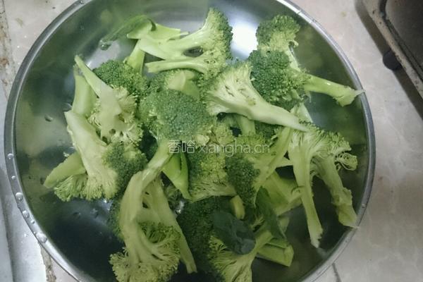 西兰花炒五花肉的做法图解1