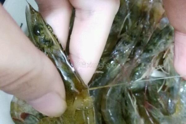 避风塘炒虾的做法图解1