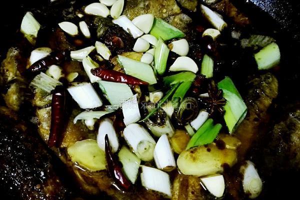 大铁锅贴饼子熬小鱼的做法图解3