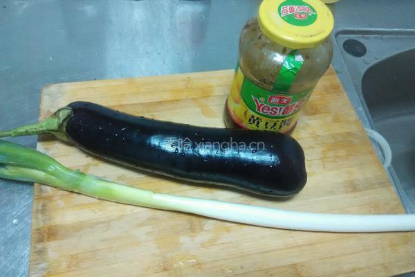 豆瓣酱炒茄子的做法图解1