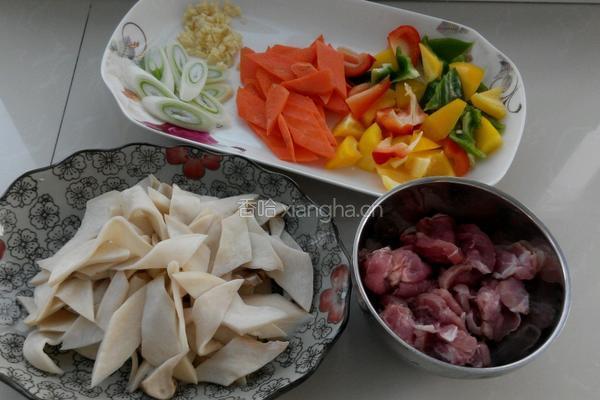 三椒杏鲍菇炒肉的做法图解1