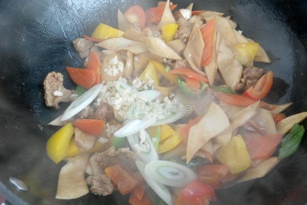 三椒杏鲍菇炒肉的做法图解6
