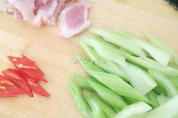 西芹炒肉的做法图解2