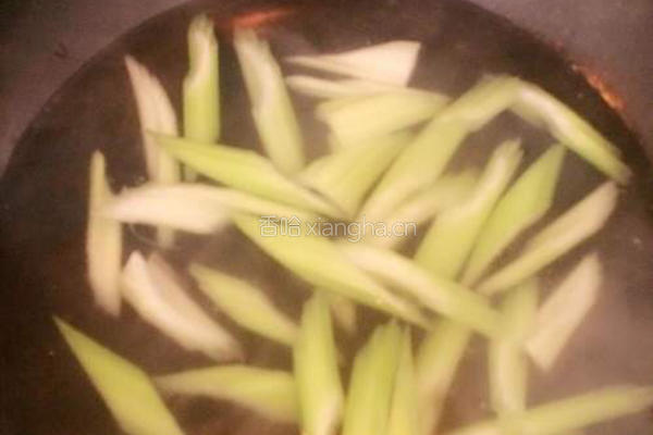 西芹炒肉的做法图解3