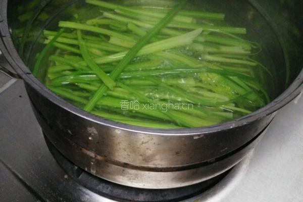 芹菜炒香肠的做法图解2