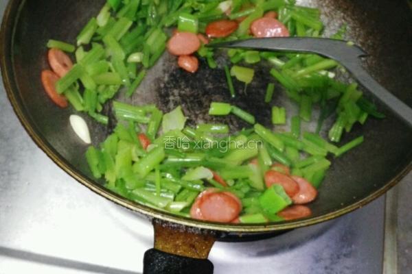 芹菜炒香肠的做法图解3
