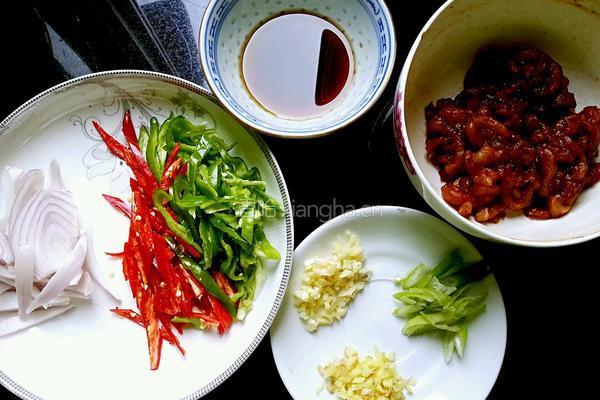 尖椒肉丝的做法图解1