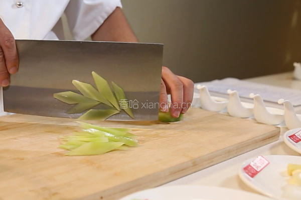 青笋木耳炒鸡蛋的做法图解1
